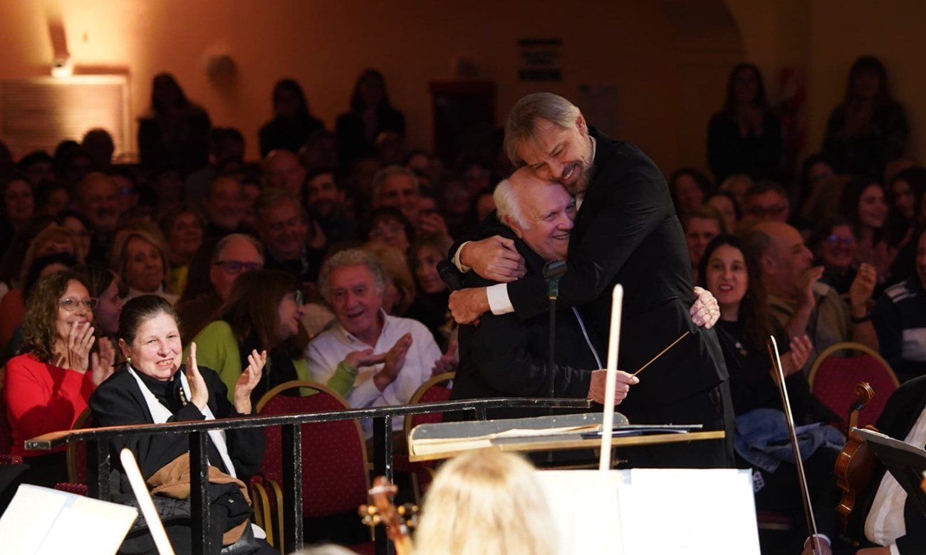 Un emotivo abrazo entre directores simboliza el legado, la continuidad y la pasión que han marcado los 70 años de historia de la Orquesta Sinfónica Provincial de Santa Fe.