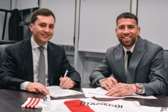 Leyenda foto de archivo: Nicolás Otamendi durante una presentación oficial, antes de incorporarse a River Plate tras su participación en el Mundial 2026.