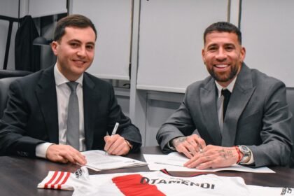 Leyenda foto de archivo: Nicolás Otamendi durante una presentación oficial, antes de incorporarse a River Plate tras su participación en el Mundial 2026.