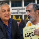 El intendente Mario Papaleo y el secretario general de ASOEM, Juan Ramón Medina, en una imagen de archivo vinculada al conflicto gremial en Sauce Viejo.