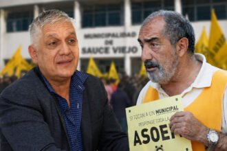 El intendente Mario Papaleo y el secretario general de ASOEM, Juan Ramón Medina, en una imagen de archivo vinculada al conflicto gremial en Sauce Viejo.