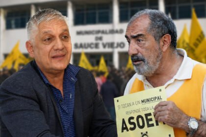 El intendente Mario Papaleo y el secretario general de ASOEM, Juan Ramón Medina, en una imagen de archivo vinculada al conflicto gremial en Sauce Viejo.