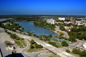Vista del lago del Parque del Sur en la ciudad de Santa Fe, uno de los principales espacios verdes y recreativos utilizados para actividades deportivas y al aire libre. Foto de archivo.