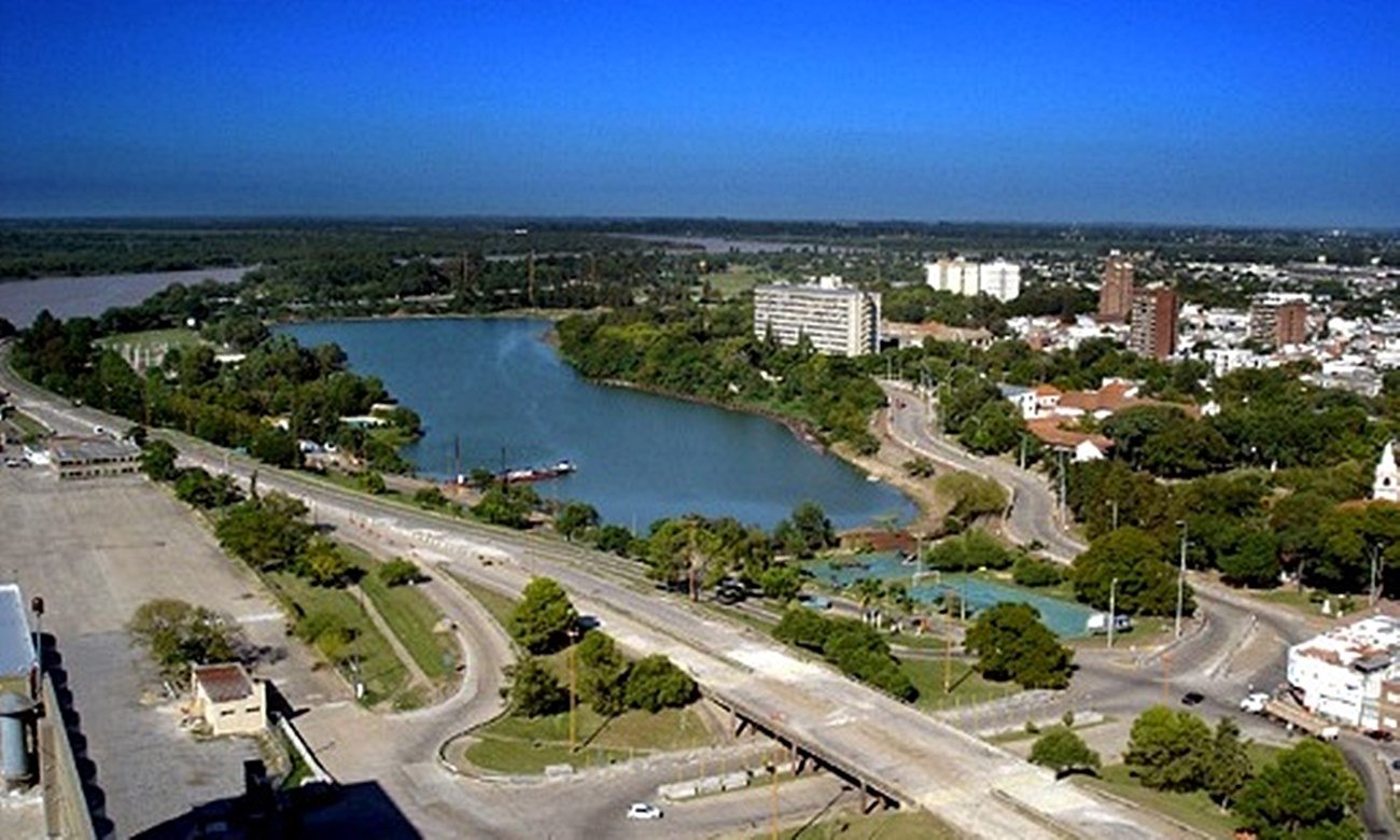 Vista del lago del Parque del Sur en la ciudad de Santa Fe, uno de los principales espacios verdes y recreativos utilizados para actividades deportivas y al aire libre. Foto de archivo.