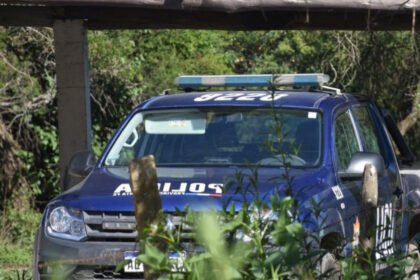 Patrullero de la Policía de Santa Fe durante un operativo de prevención y control en la vía pública. Foto de archivo.