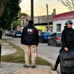 Efectivos policiales durante un operativo de allanamiento en distintos barrios de la ciudad de Santa Fe. Foto de archivo.