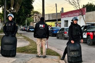 Efectivos policiales durante un operativo de allanamiento en distintos barrios de la ciudad de Santa Fe. Foto de archivo.
