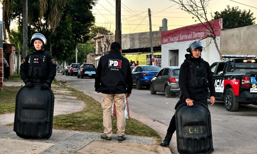 Efectivos policiales durante un operativo de allanamiento en distintos barrios de la ciudad de Santa Fe. Foto de archivo.
