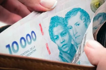 Billetes de pesos argentinos utilizados en operaciones cotidianas, en una imagen de archivo vinculada a la situación salarial y económica del país.