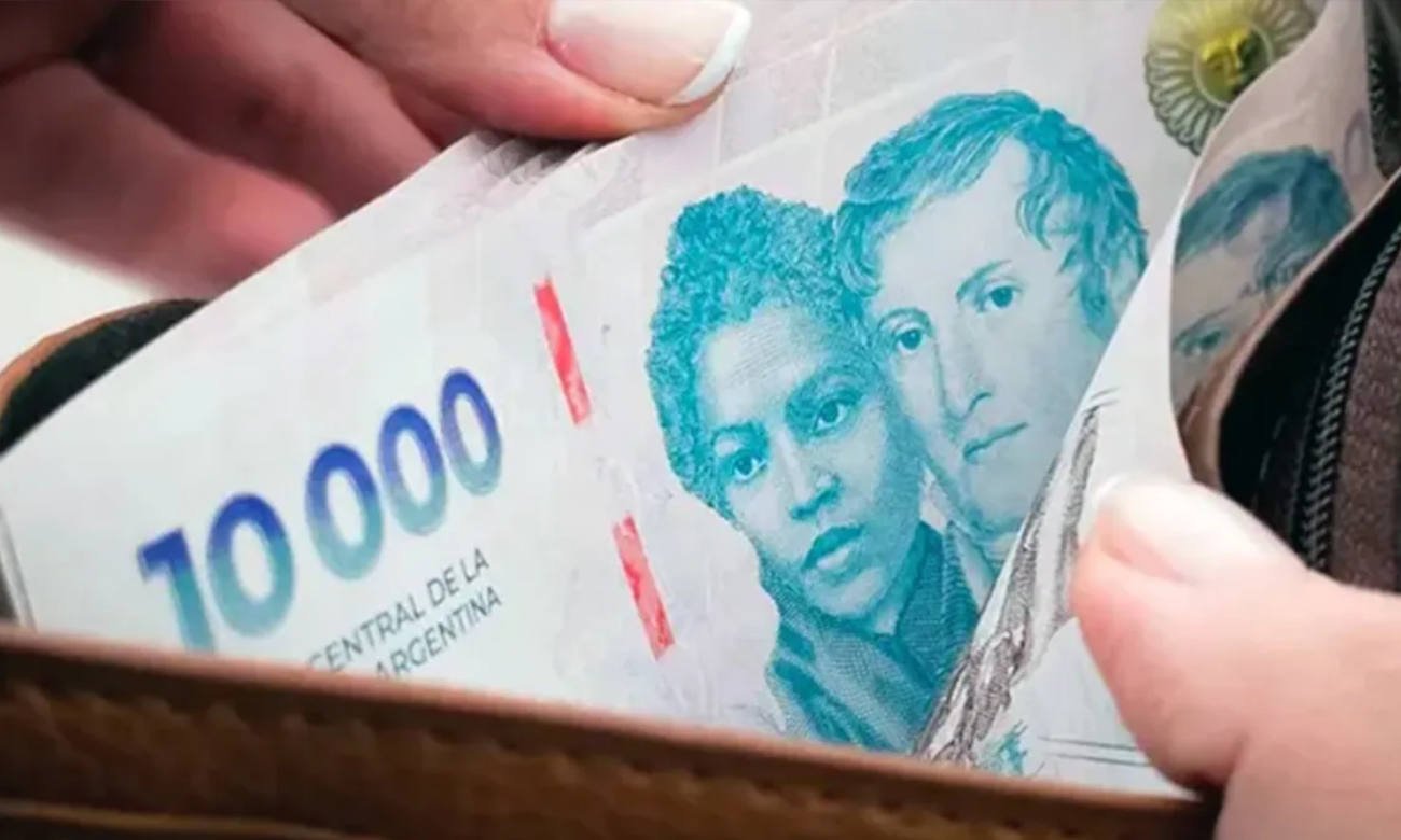 Billetes de pesos argentinos utilizados en operaciones cotidianas, en una imagen de archivo vinculada a la situación salarial y económica del país.