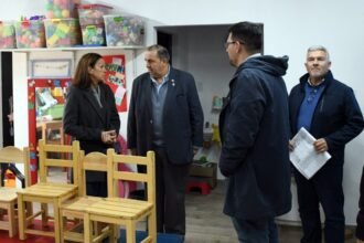 Juan Pablo Poletti durante una recorrida por obras y proyectos educativos impulsados por el municipio de Santa Fe. Foto de archivo.