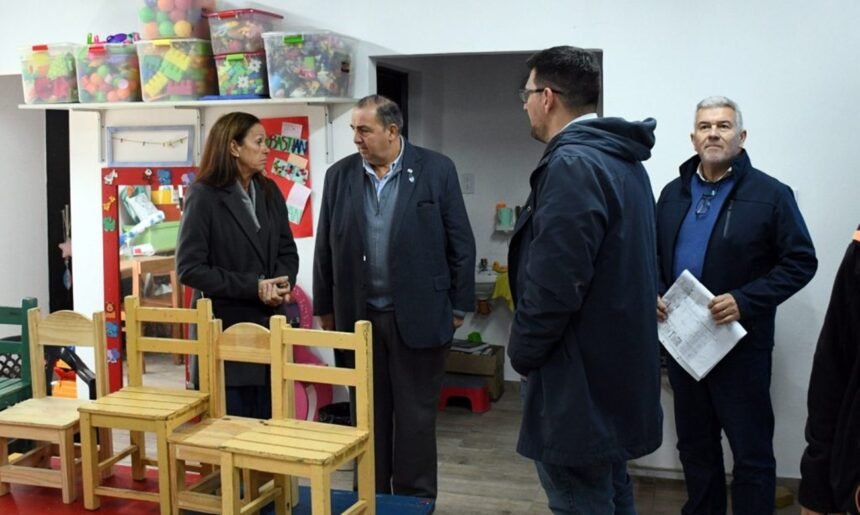 Juan Pablo Poletti durante una recorrida por obras y proyectos educativos impulsados por el municipio de Santa Fe. Foto de archivo.