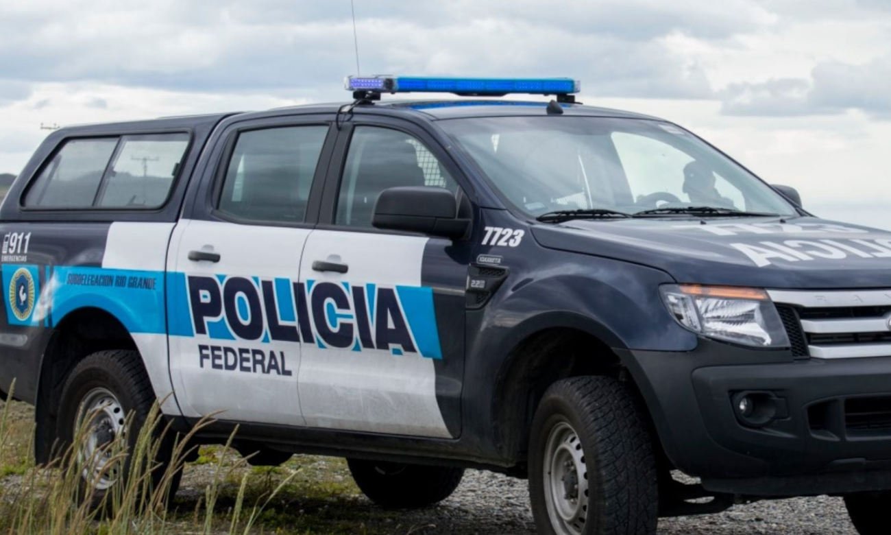 Móvil de la Policía Federal Argentina durante un operativo de seguridad en la vía pública. Foto de archivo.