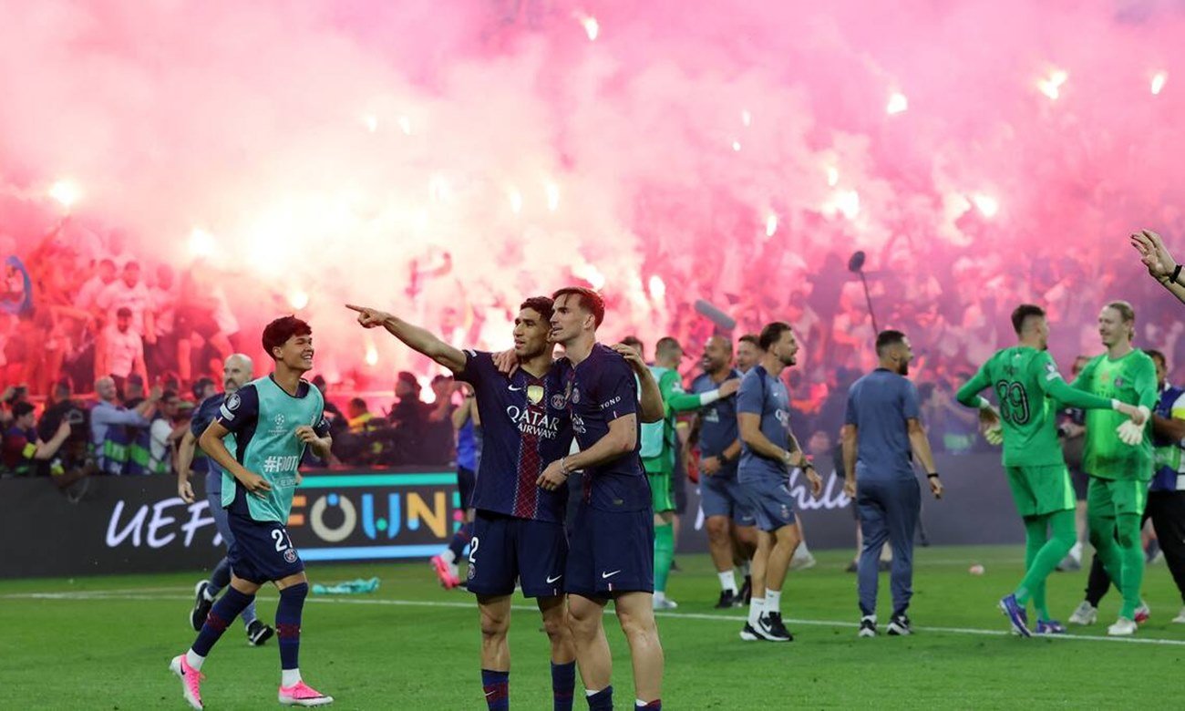 Los jugadores del PSG celebran una conquista europea tras una final disputada en el máximo torneo continental de clubes.