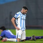 Jugadores de Racing muestran frustración en el campo de juego tras la eliminación de la Copa Sudamericana 2026 en el estadio Cilindro de Avellaneda.