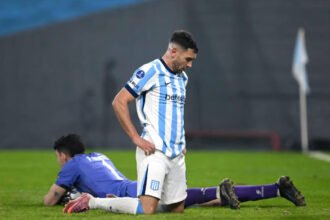 Jugadores de Racing muestran frustración en el campo de juego tras la eliminación de la Copa Sudamericana 2026 en el estadio Cilindro de Avellaneda.