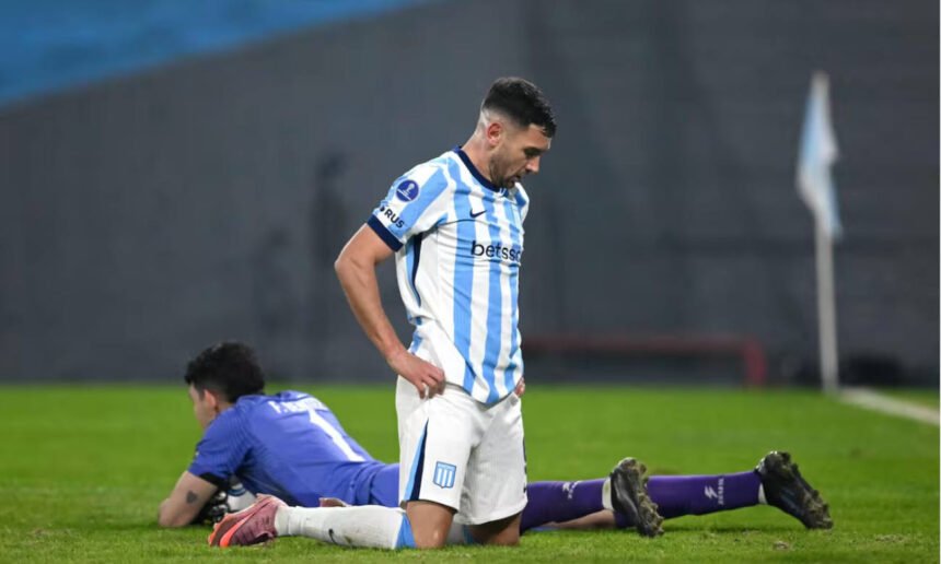 Jugadores de Racing muestran frustración en el campo de juego tras la eliminación de la Copa Sudamericana 2026 en el estadio Cilindro de Avellaneda.