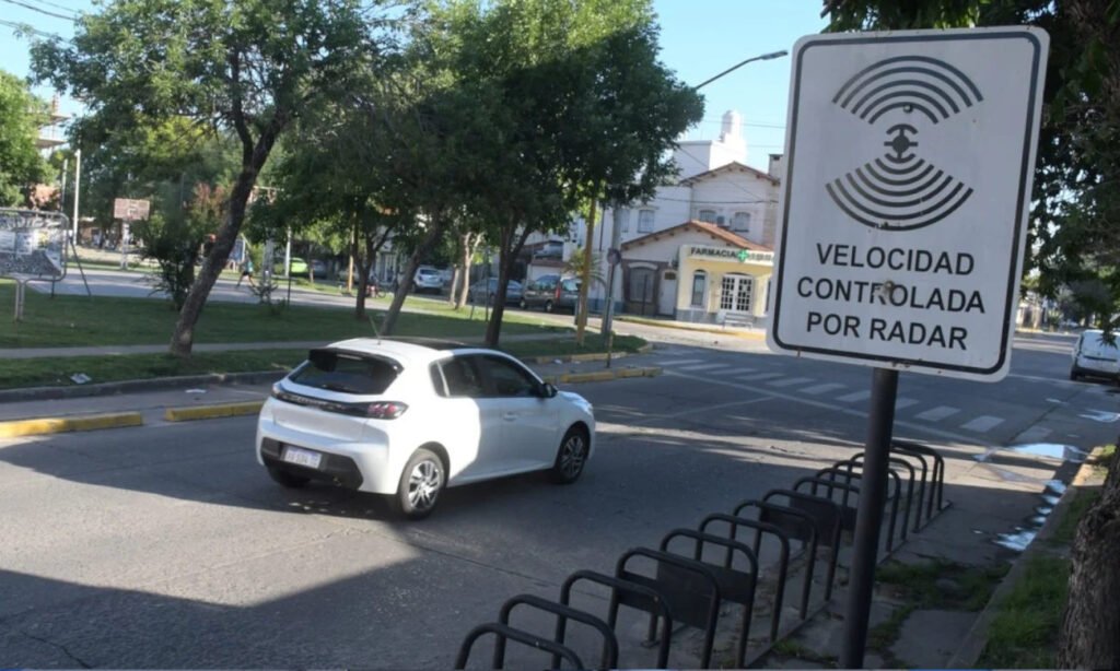 El radar ubicado sobre Marcial Candioti volvió a quedar en el centro del debate por el control de velocidad y las fotomultas en Santa Fe.