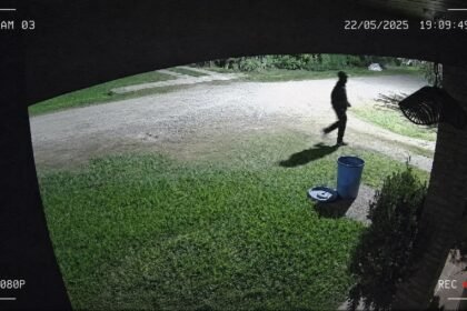 Presunto delincuente captado por una cámara de seguridad en la zona de countries de Santo Tomé. Foto gentileza.