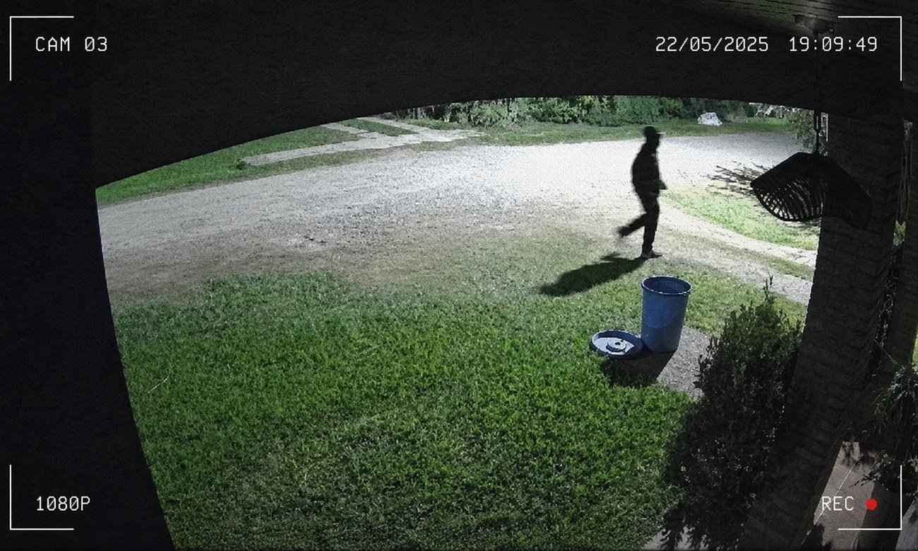 Presunto delincuente captado por una cámara de seguridad en la zona de countries de Santo Tomé. Foto gentileza.