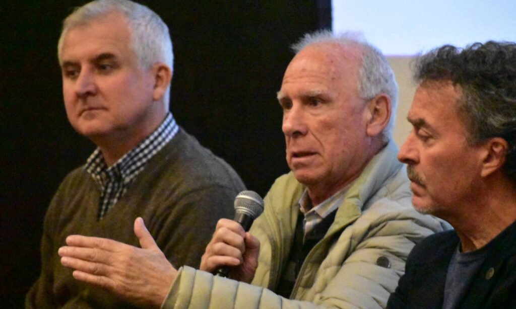 El intendente Carlos De Grandis junto al director de la Agencia Provincial de Seguridad Vial, Carlos Torres, durante la presentación del operativo vial por las obras de repavimentación de la Ruta Nacional 11.