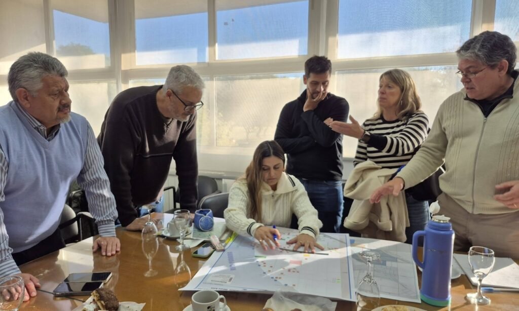 Autoridades municipales, provinciales y representantes de distintos sectores participaron de la mesa de coordinación por las obras en la Ruta 11. Foto: Prensa Puerto General San Martín.
