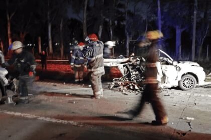 Personal policial y servicios de emergencia trabajaron en el lugar del trágico choque ocurrido sobre la ruta provincial 6, en San Vicente.