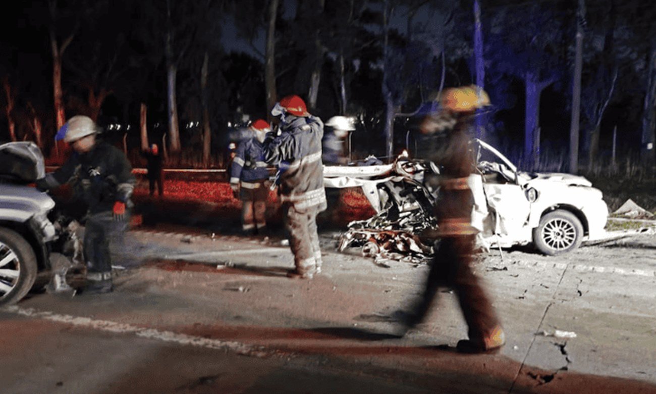 Personal policial y servicios de emergencia trabajaron en el lugar del trágico choque ocurrido sobre la ruta provincial 6, en San Vicente.