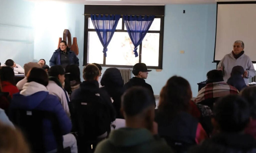 Vecinos de Laguna Paiva participaron de una capacitación sobre siembra y cuidado de huertas familiares durante la entrega de semillas.