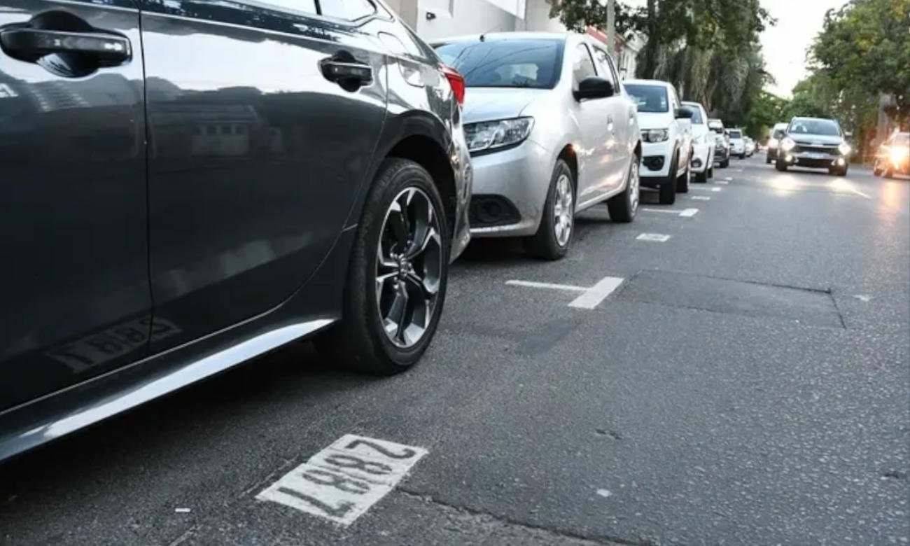 Marcaciones del sistema de estacionamiento medido en calles de la ciudad de Santa Fe, en el marco de las medidas para ordenar la circulación y optimizar el uso del espacio público.
