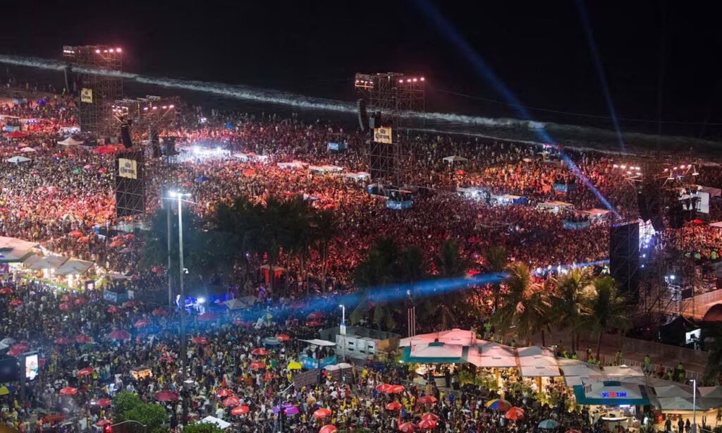 Vista aérea del imponente marco de público que acompañó a Shakira en el megaconcierto realizado en Copacabana.