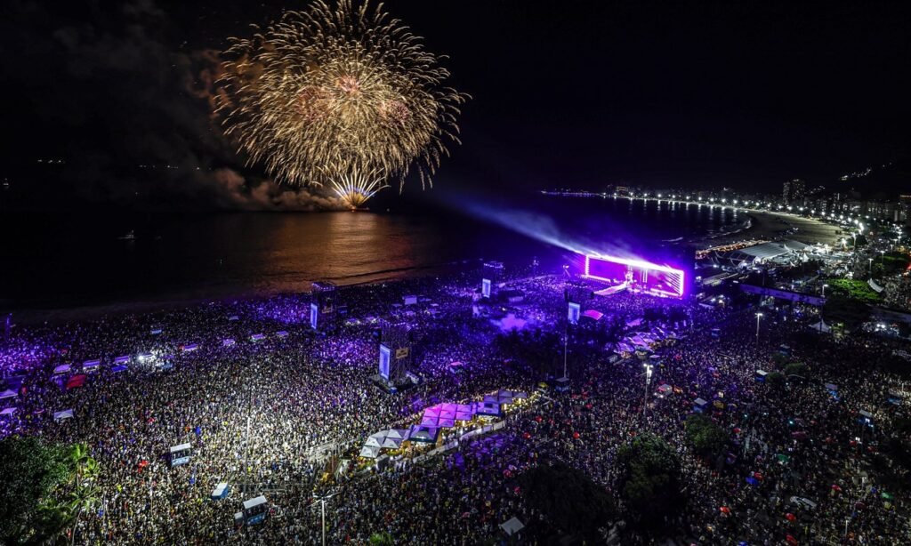 Una multitud colmó la playa de Copacabana durante el histórico recital gratuito de Shakira en Río de Janeiro.