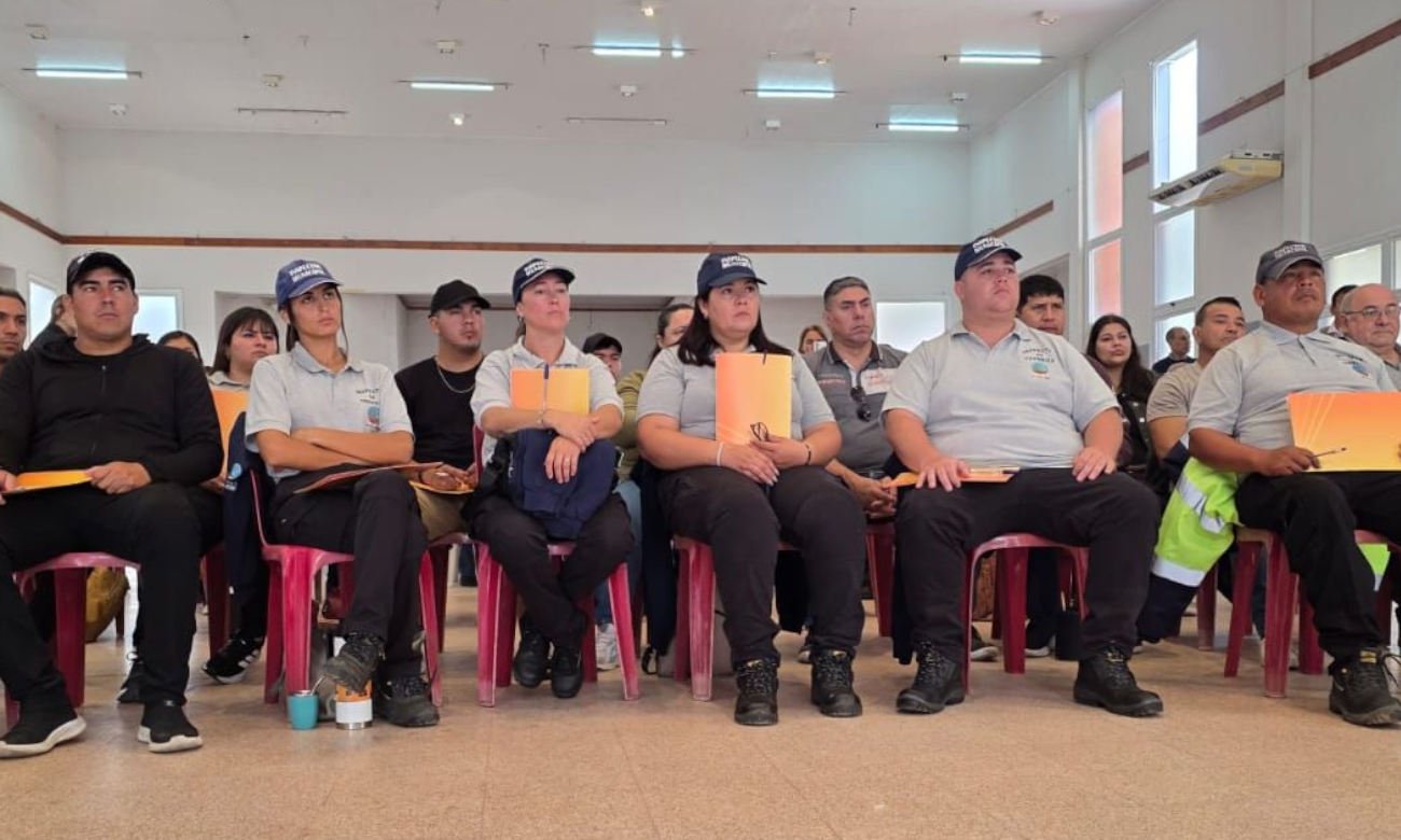 Jornada de capacitación para inspectores de tránsito y agentes de fiscalización en el SUM del Club Sportivo Suardi.