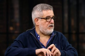 José Testoni durante una entrevista televisiva con Carlos Fornés en el programa “Lo tenés que saber”. Foto de archivo.