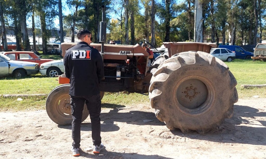 Maquinaria rural secuestrada durante un operativo de la Policía de Investigaciones en el departamento General Obligado.