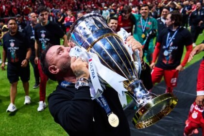 Antonio Mohamed celebra junto a los jugadores de Toluca tras conquistar la Copa de Campeones de la Concacaf 2026.