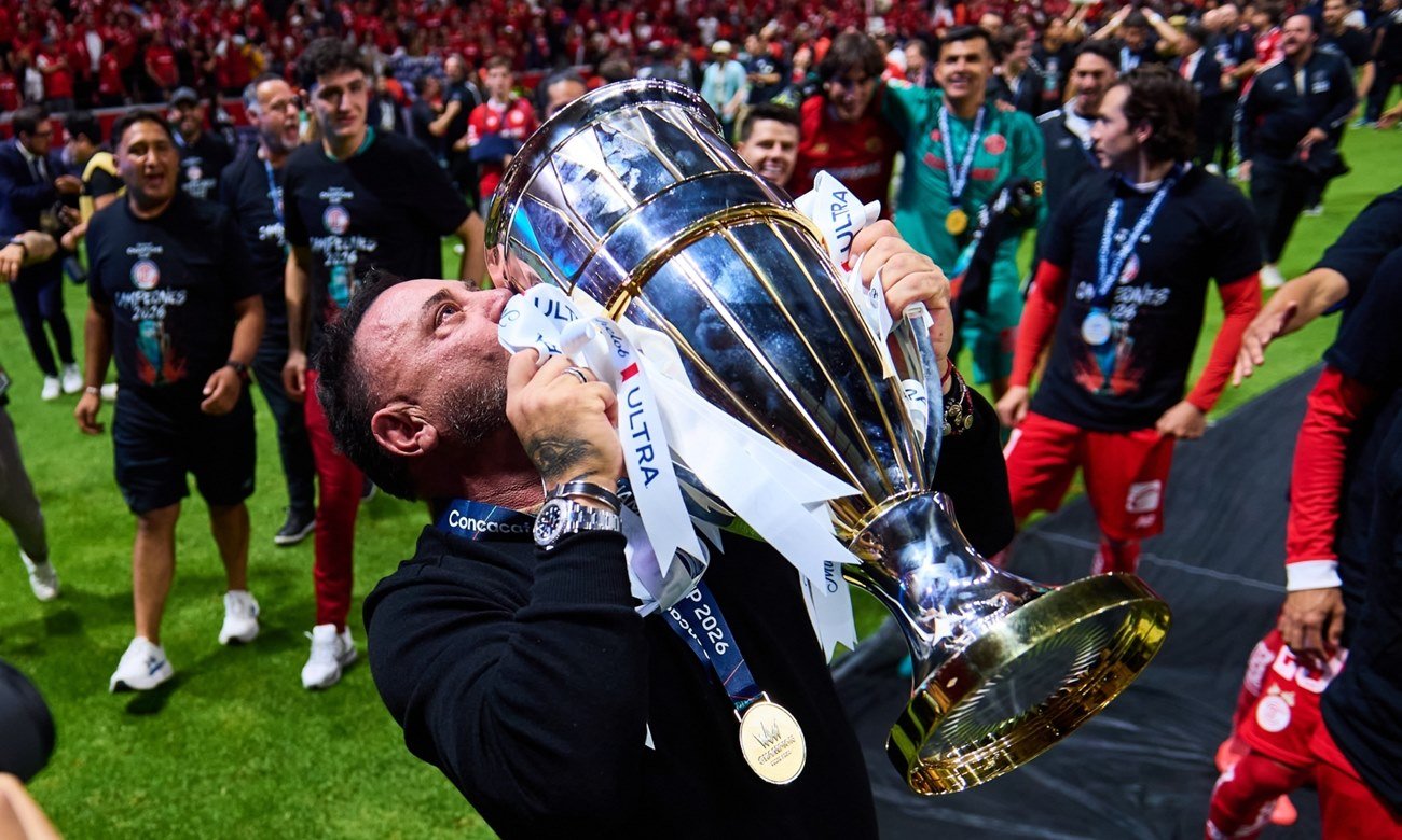 Antonio Mohamed celebra junto a los jugadores de Toluca tras conquistar la Copa de Campeones de la Concacaf 2026.