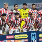 Formación de Unión antes de un partido oficial del fútbol argentino en una imagen de archivo del plantel rojiblanco.