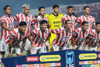 Formación de Unión antes de un partido oficial del fútbol argentino en una imagen de archivo del plantel rojiblanco.