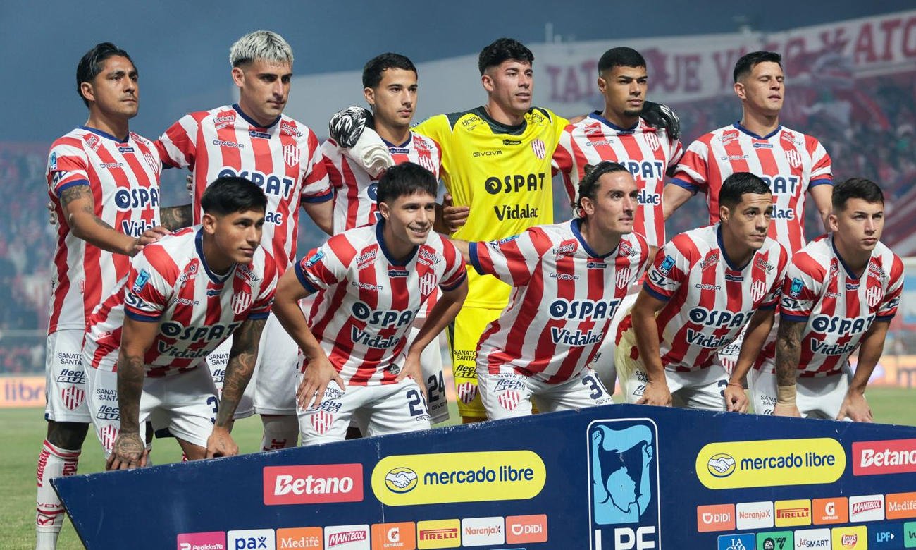 Formación de Unión antes de un partido oficial del fútbol argentino en una imagen de archivo del plantel rojiblanco.