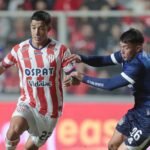 Jugadores de Unión y Talleres disputan una pelota durante el intenso empate en el estadio 15 de Abril por el Torneo Apertura. Foto: archivo.
