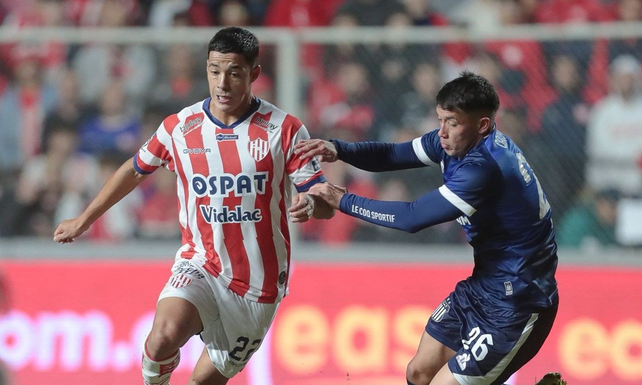 Jugadores de Unión y Talleres disputan una pelota durante el intenso empate en el estadio 15 de Abril por el Torneo Apertura. Foto: archivo.