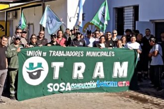 Trabajadores municipales nucleados en UTRAM durante una actividad sindical en la ciudad de Santa Fe. Foto de archivo.