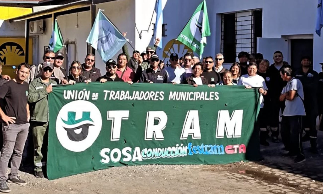 Trabajadores municipales nucleados en UTRAM durante una actividad sindical en la ciudad de Santa Fe. Foto de archivo.