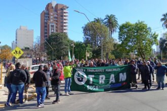 Manifestación de trabajadores municipales frente al Ministerio de Justicia y Seguridad de Santa Fe en reclamo por la detención de un afiliado de UTRAM.