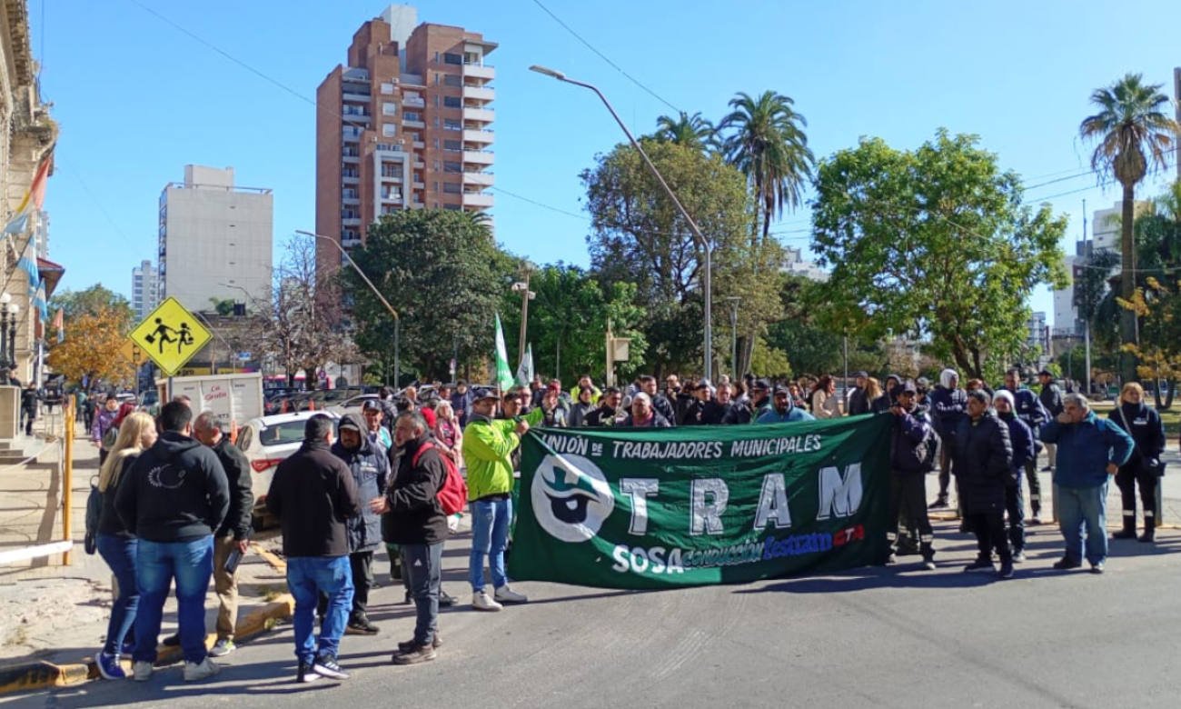 Manifestación de trabajadores municipales frente al Ministerio de Justicia y Seguridad de Santa Fe en reclamo por la detención de un afiliado de UTRAM.