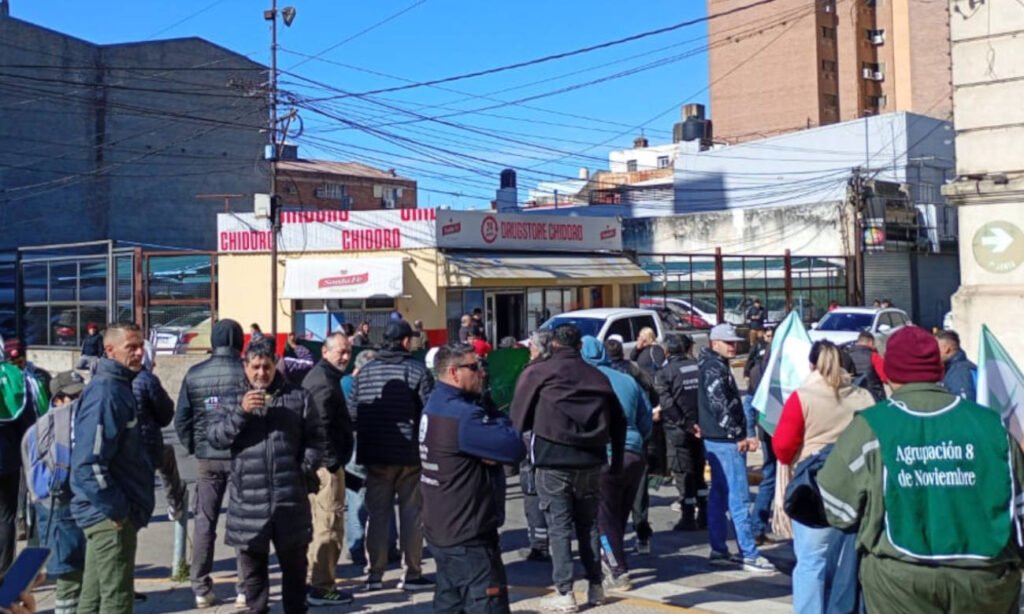 Trabajadores municipales y dirigentes de UTRAM durante la protesta realizada frente al Ministerio de Justicia y Seguridad de Santa Fe por la detención de un afiliado de Sauce Viejo.