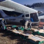 Avioneta utilizada para el traslado de droga junto a panes de cocaína secuestrados durante un operativo antidroga.