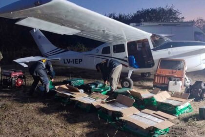 Avioneta utilizada para el traslado de droga junto a panes de cocaína secuestrados durante un operativo antidroga.