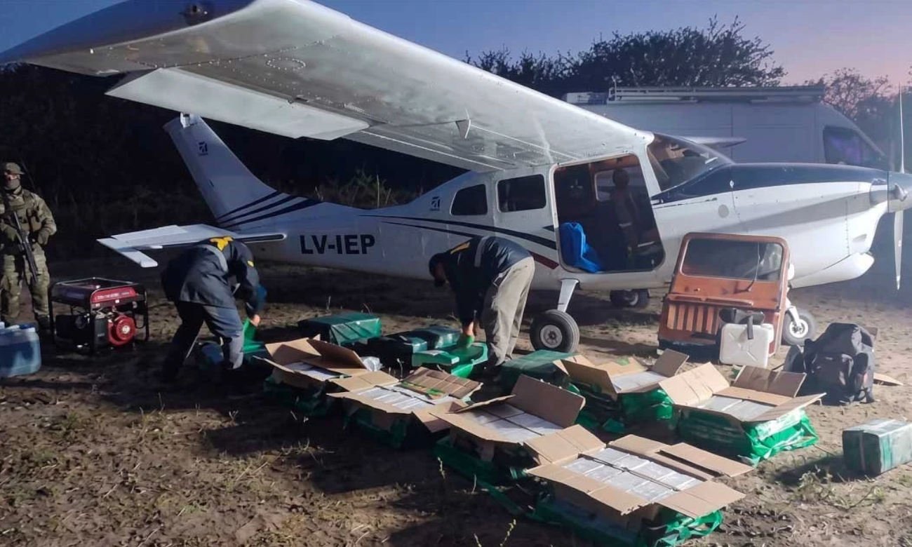Avioneta utilizada para el traslado de droga junto a panes de cocaína secuestrados durante un operativo antidroga.